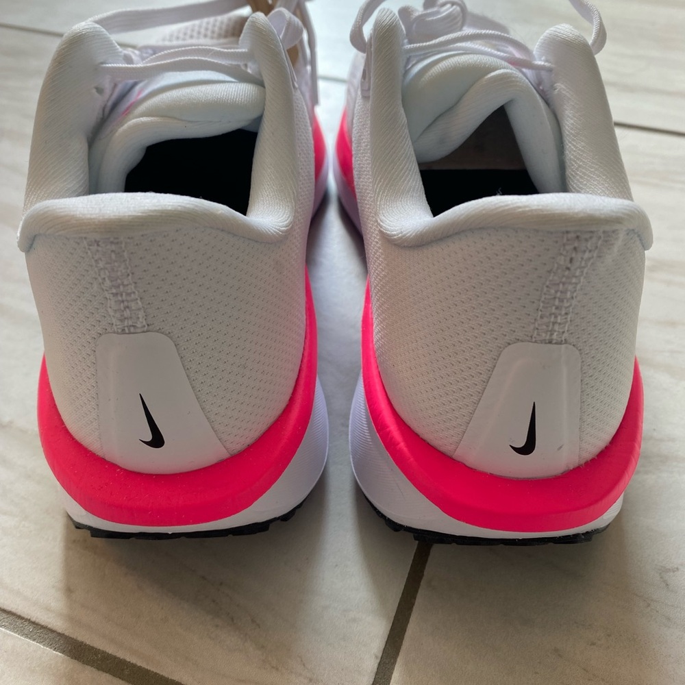 Nike Women's Quest 6 White and Hot Pink Athletic Shoes - NWOB never worn - Picture 2 of 5